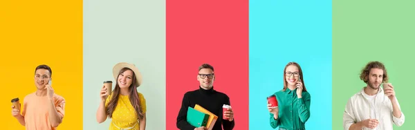 Grupo Diferentes Personas Con Tazas Café Sobre Fondo Color — Foto de Stock