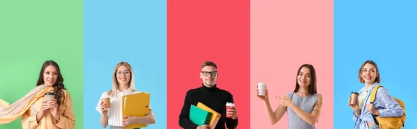 色の背景にコーヒーの紙コップを持つ異なる人々のグループ — ストック写真