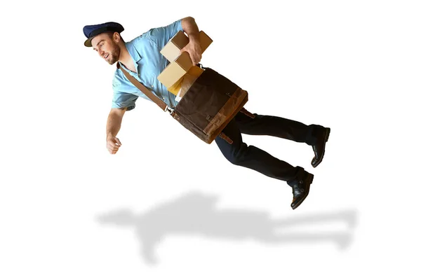 Літаючий Молодий Листоноша Посилками Сумкою Білому Тлі — стокове фото