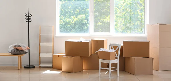 搬迁日新办公室内装有物品和家具的纸板箱 — 图库照片