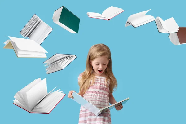 Överraskad Liten Flicka Och Många Flygande Böcker Ljusblå Bakgrund — Stockfoto