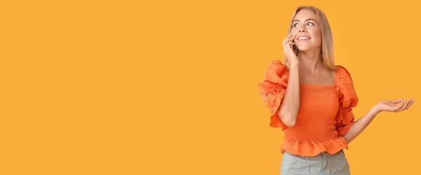 Tiener Meisje Praten Door Mobiele Telefoon Oranje Achtergrond Met Ruimte — Stockfoto