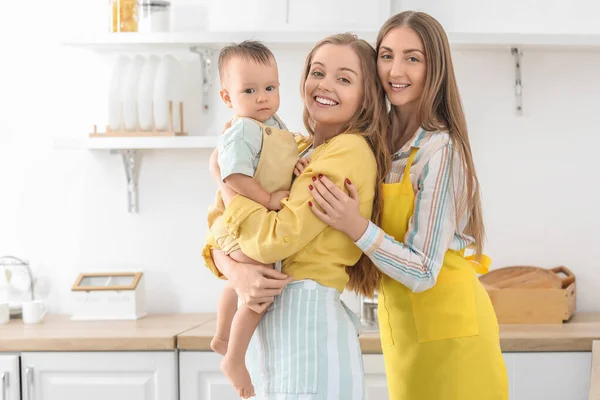 Couple Lesbien Avec Leur Petit Bébé Dans Cuisine — Photo