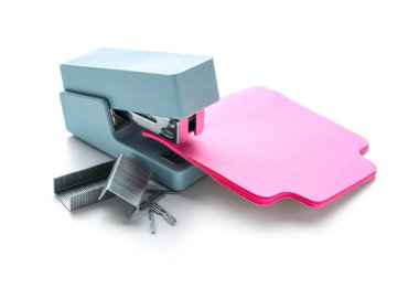 Yapışkan notlu zımba ve beyaz arka planda zımba.