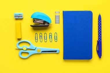 Sarı arka planda zımba bulunan farklı bir kırtasiye.