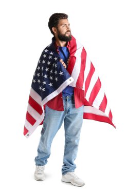 Beyaz arka planda Amerikan bayrağı olan yakışıklı sakallı adam.
