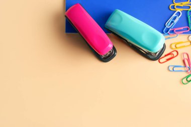 Ofis zımbaları ve renkli arkaplan ataçları