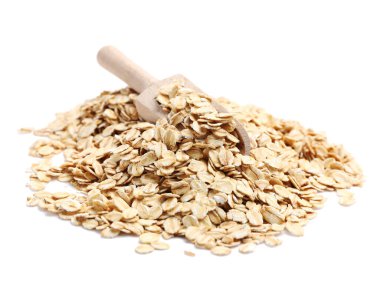 Beyaz arkaplanda çiğ yulaf ezmeli kepçe