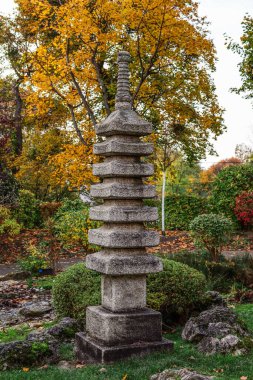 Sonbahar parkında taş tapınak