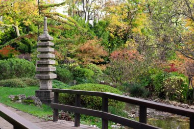 Sonbahar parkı manzarası Taş tapınak ve çalılarla