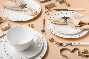 Bej arka planda Noel topları ve kurabiye kesicilerle güzel bir masa, yakın plan.