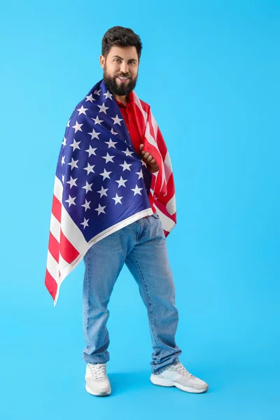 一个留着大胡子的英俊男子 蓝色背景的美国国旗 — 图库照片