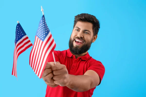 Jóképű Szakállas Férfi Usa Zászlók Kék Háttér — Stock Fotó