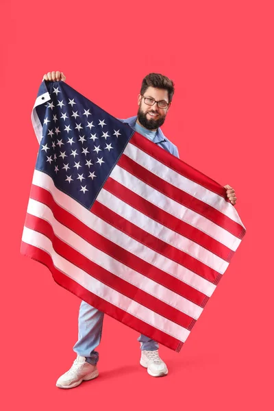 Όμορφος Γενειοφόρος Άνδρας Αμερικανική Σημαία Κόκκινο Φόντο — Φωτογραφία Αρχείου
