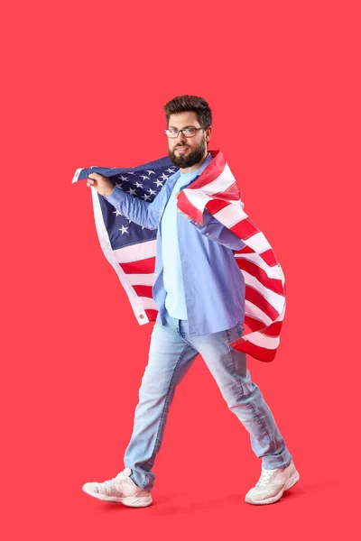 Schöner Bärtiger Mann Mit Usa Flagge Auf Rotem Hintergrund — Stockfoto