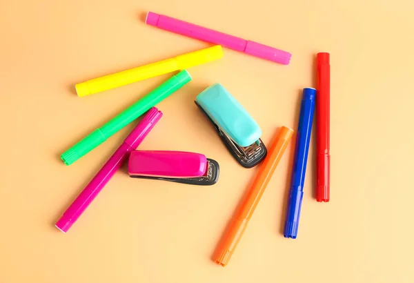 Zszywacze Długopisy Kolorowym Tle — Zdjęcie stockowe