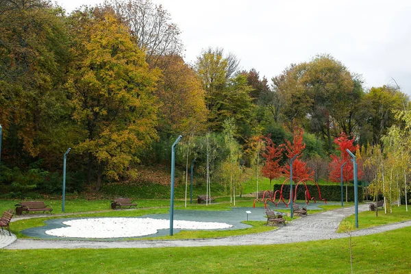 Blick Den Herbstpark Mit Bänken Straßenlaternen Und Kletternetz — Stockfoto