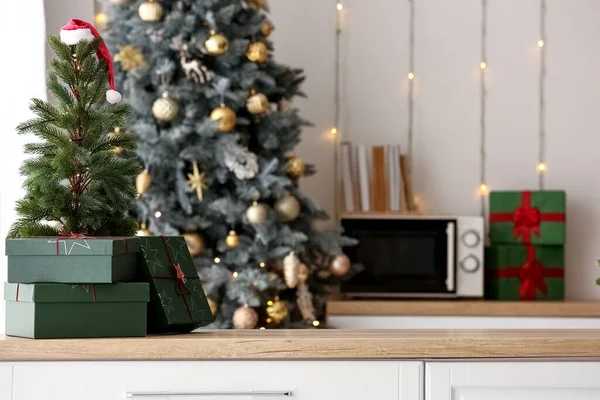 Kleine Kerstboom Met Kerstmuts Cadeautjes Toonbank Keuken — Stockfoto