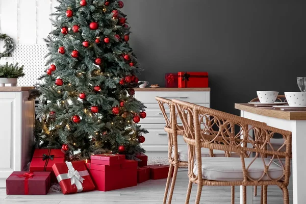 Kerstboom Met Cadeautjes Keuken — Stockfoto