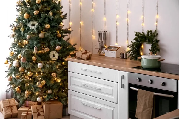 Parlayan Noel Ağacı Beyaz Tezgahı Olan Mutfağın Içi — Stok fotoğraf