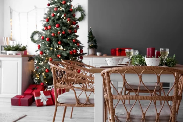Interior Cocina Con Árboles Navidad Mesa Comedor —  Fotos de Stock