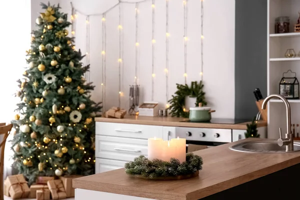 Kaarsen Branden Met Kersttakken Toonbank Keuken — Stockfoto