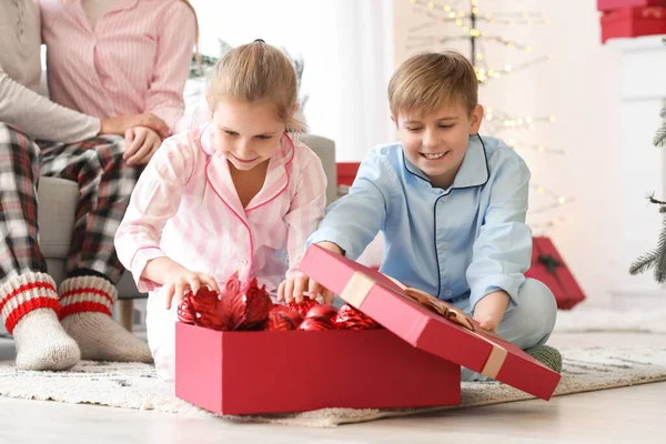 Små Barn Med Julbollar Hemma — Stockfoto