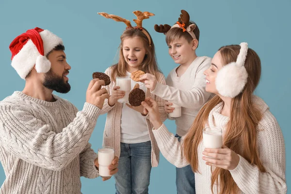 Família Feliz Com Biscoitos Natal Copos Leite Fundo Azul — Fotografia de Stock