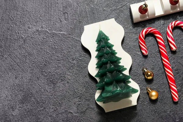 Weihnachtsbaumkerze Mit Podesten Zuckerstangen Und Kugeln Auf Dunklem Hintergrund — Stockfoto
