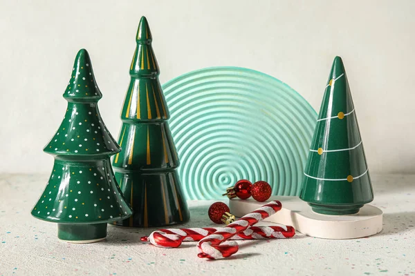 Dekoratif Noel Ağaçları Podyumlar Baston Şekerler Işık Arka Planında Toplar — Stok fotoğraf