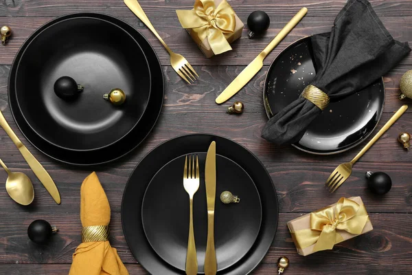 Beautiful Table Setting Black Plates Christmas Balls Gifts Wooden Background — Stock Photo, Image