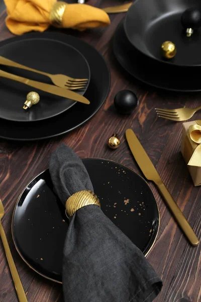 Beautiful Table Setting Black Plates Christmas Balls Wooden Background Closeup — Stock Photo, Image