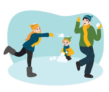 Mutlu aile kış günü kartopu savaşı oynuyor.