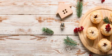 Beyaz ahşap zemin üzerinde lezzetli kıymalı turtalar ve metin için yeri olan tahta