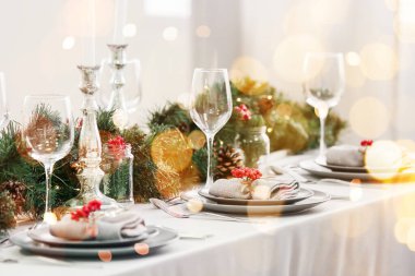 Noel sofrasında yemek odasında köknar dalları var.