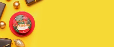 Lezzetli bento keki ve sarı arka planda Noel süslemesi ile tabak.