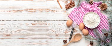 Beyaz ahşap zemin üzerine noel pastası için malzemeler ve metin için boşluk