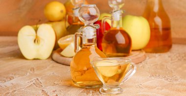 Renkli arkaplanda elma sirkesi.