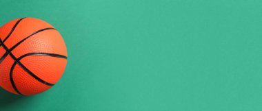 Renkli arkaplanda basketbol oynamak için top, metin için boşluk, üst görünüm