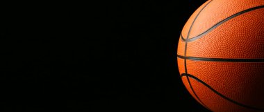Koyu arkaplanda basketbol oynamak için top, metin için boşluk, yakın plan