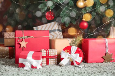 Noel ağacı altında çok güzel hediye kutuları