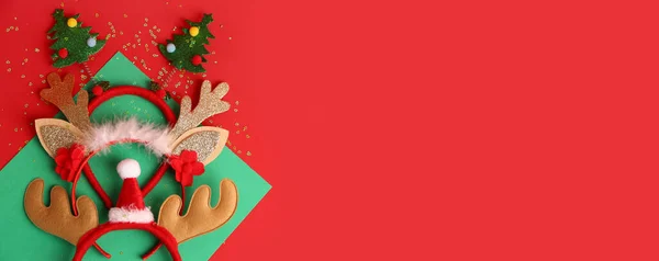 Divertenti Corna Cervo Natale Sfondo Rosso Con Spazio Testo — Foto Stock