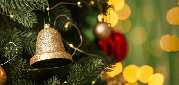 Krásný Vánoční Stromek Zlatým Zvonkem Detailní Záběr — Stock fotografie