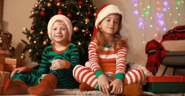 Niedliche Kleine Kinder Nikolausmützen Und Pyjamas Hause Heiligabend — Stockfoto