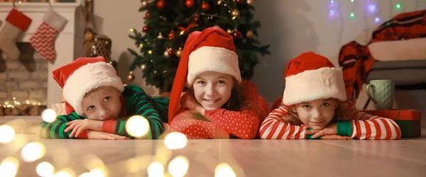 Söta Små Barn Jultomten Hattar Vardagsrummet Julafton — Stockfoto