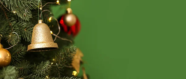 Gyönyörű Karácsonyfa Arany Harang Zöld Háttér Helyet Szöveg — Stock Fotó