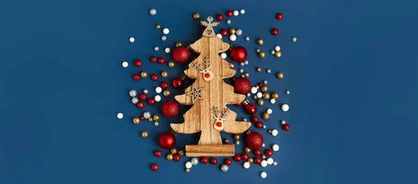 青い背景に装飾が施された木製のクリスマスツリー トップビュー — ストック写真