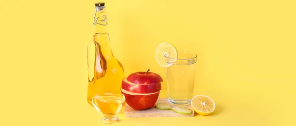 Butelka Octu Jabłkowego Szkła Owoców Żółtym Tle — Zdjęcie stockowe