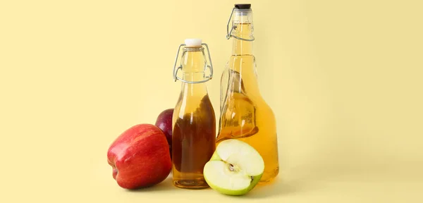 Flaskor Med Äppelcidervinäger Och Frukter Gul Bakgrund — Stockfoto