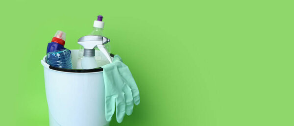 Комплект чистящих средств на зеленом фоне с местом для текста